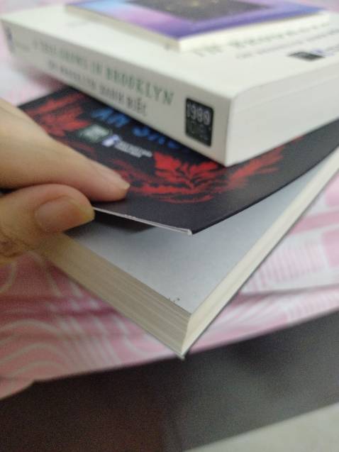 Sách đã bóc màng bảo vệ nên các đầu mép sách bị toè trông như sách không còn mới, mong cửa hàng sẽ bảo quản sách tốt hơn