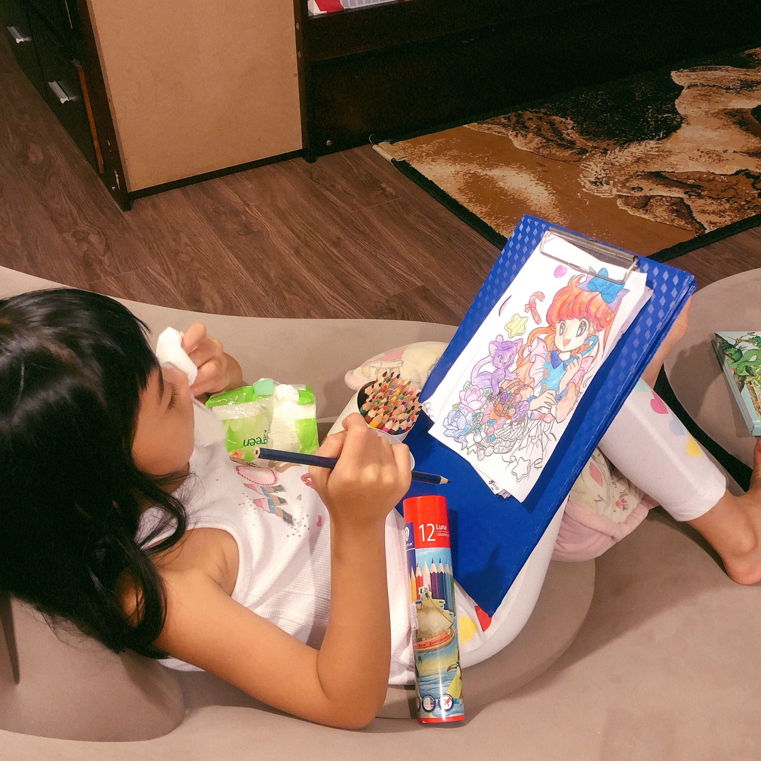 10k / quyển tô màu công chúa ?. 
Tớ mua cho các cháu mình tô, đôi khi mình cũng tô. Tô màu luôn giúp các bé cảm nhận về màu, khéo tay đồng thời giúp rèn luyện kỹ năng tập trung hơn.