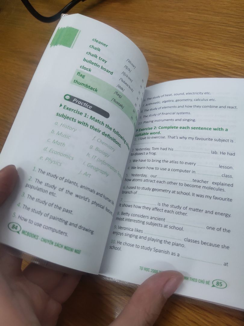 sách nhẹ, nhỏ xinh, bookcare vừa vặn. ngoài phần từ vựng còn có bài tập thực hành. có điều mình tải app về nhưng không tải được ebook, chỉ có audio luyện nghe, và giọng đọc nghe cũng không ưng lắm. với giá sale 26k thì rất tốt, còn giá gốc 65k thì với mình không ok lắm.