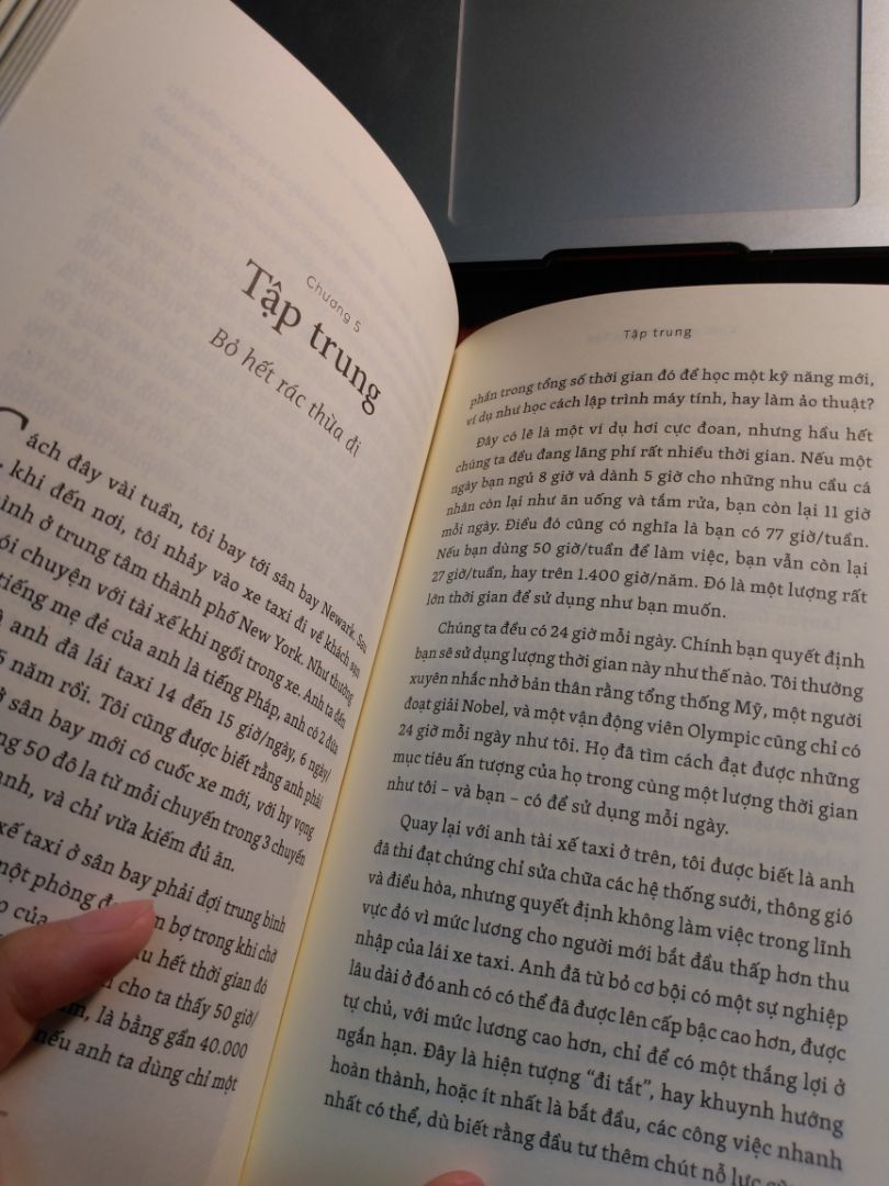 "Thử thách là theo đuổi một ý tưởng lớn đến cùng. Nếu bạn có một ý tưởng lớn, bạn cần phải thử thực hiện nó. Và nếu như bạn có ngã sấp mặt, hãy tự đứng lên và thử lại lần nữa. Hãy học hỏi từ những lỗi lầm của chính mình. Và hãy nhớ rằng bạn phải tạo ra sự khác biệt thực sự trong cuộc sống của khách hàng, nếu bạn muốn thành công". 
Mình đọc sách này sau khi ngã sấp mặt :)), sách dễ đọc, dễ thấm, dẫn chứng cụ thể chi tiết.