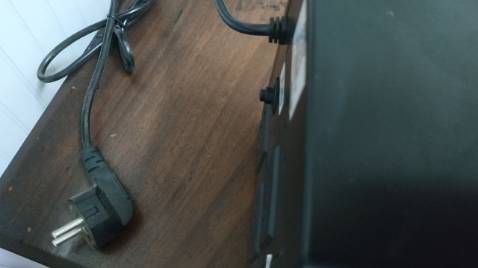 1. Giao hàng cũ, bám đầy bụi trên thân máy và trên dây cắm điện,  hộp móp méo
2. Giao sai mẫu mã, đăng hình 1 đằng, nhận hàng là sản phẩm khác.
3. Ghi trên web là bảo hành 36 tháng, nhưng nhận được tờ giấy báo sản phẩm chỉ bảo hành 12 tháng
4. Quảng cáo là "Đầy đủ CO, CQ" nhưng trong gói hàng chỉ có 3 tờ giấy: 1 tờ giấy hướng dẫn sử dụng sơ sài (đã ngã màu vàng khè do để lâu), 1 tờ giấy bảo hành 12 tháng, 1 tờ giấy đơn hàng của tiki) => Không thấy giấy tờ chứng CO,CQ chứng minh nguồn gốc xuất sứ ở đâu. Hàng Hyundai mà lại "Made in China" !?

Tôi nghi ngờ đây là hàng cũ, không rõ nguồn gốc và chất lượng, đề nghị tiki giải quyết đổi trả hàng cho tôi