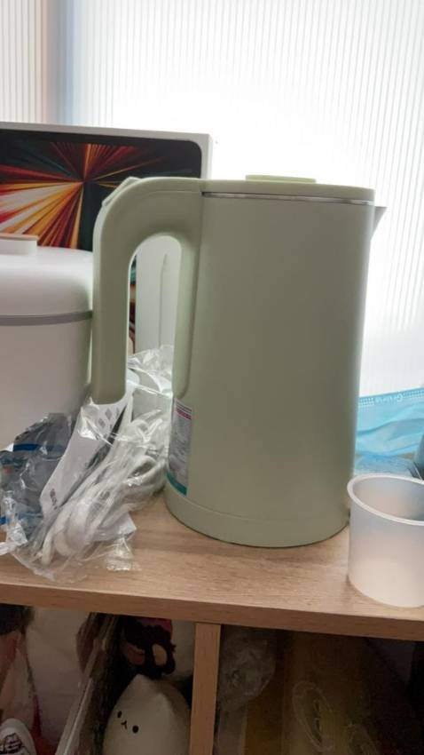 Màu xanh lá rất đẹp mn nên mua nhé. Mình đánh giá cao độ cách nhiệt của thân vỏ, chạm tay vào mặt vỏ ngoài khi nước sôi nhưng không cảm thấy nóng, có đèn báo tiện lợi