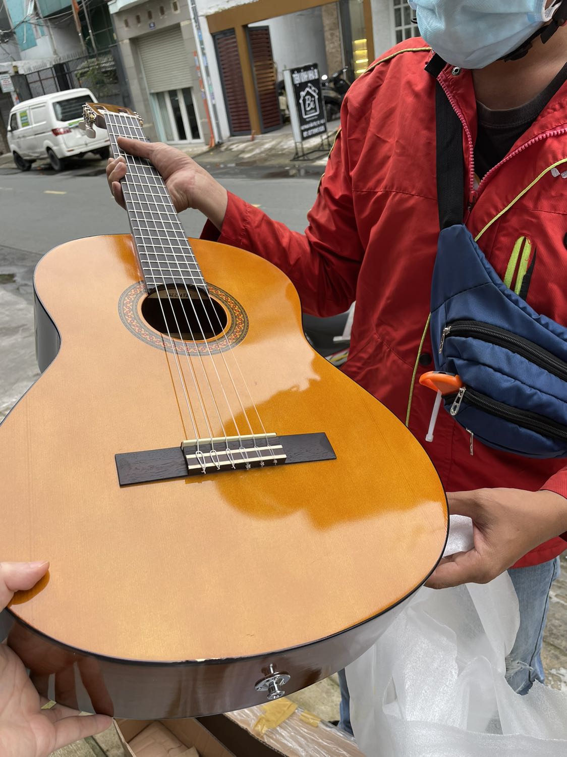 Khi nhận hàng có 1 vết rạn dài bằng ngón tay ở mặt sau lưng đàn, mặt trước đàn ở phía dưới góc bị tróc sơn