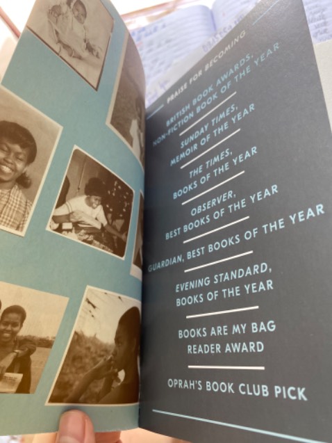 Sách dày nhưng cầm rất nhẹ. Chữ in rõ ràng không bị nhoè mờ. Tuy nhiên chữ và sách hơi nhỏ xíu. Mọi người có thể cân nhắc khi mua.