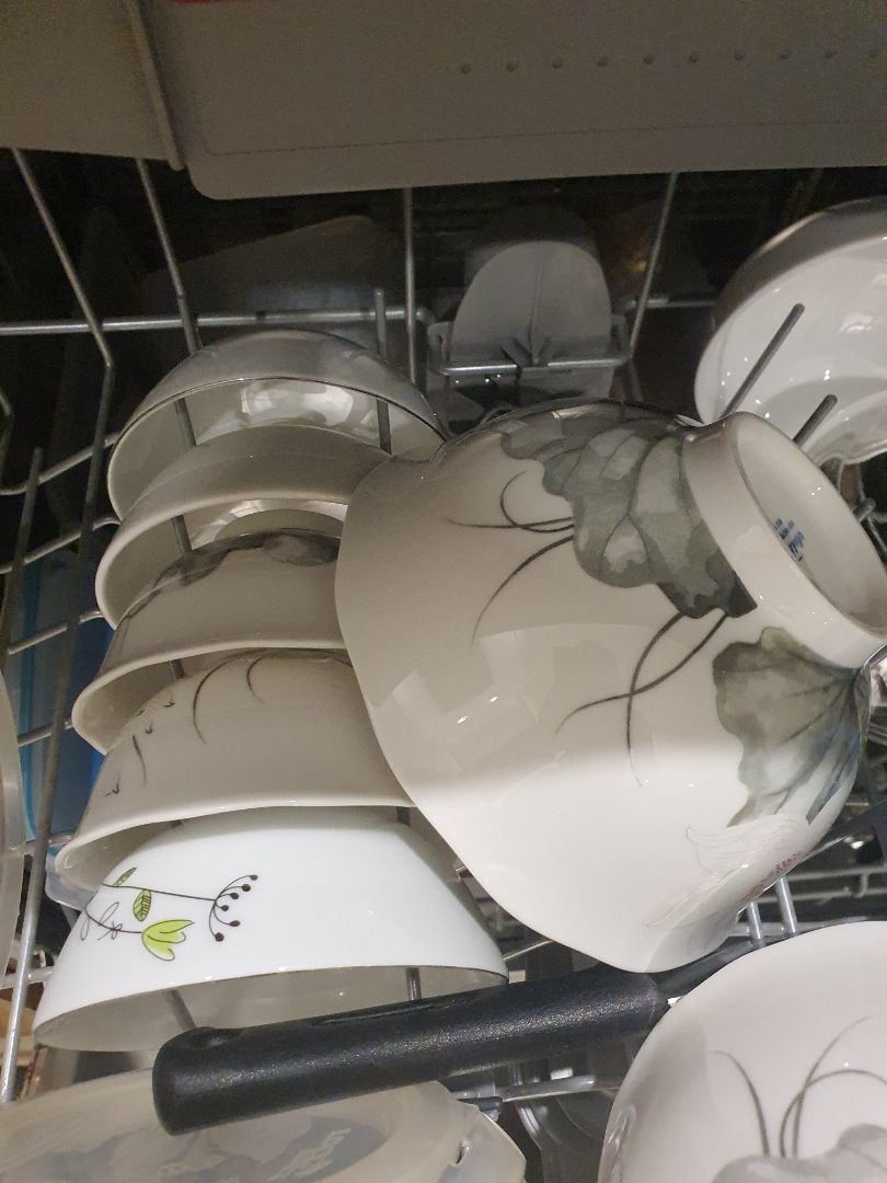 Nước mọi lần mua cũng nhà bán này nhưng màu xanh, lần này lại màu trắng, cảm giác rửa xong bát đĩa ko được bóng, gọi nhà bán thì giải thích ko thuyết phục bảo mỗi lô màu nước khác nhau.