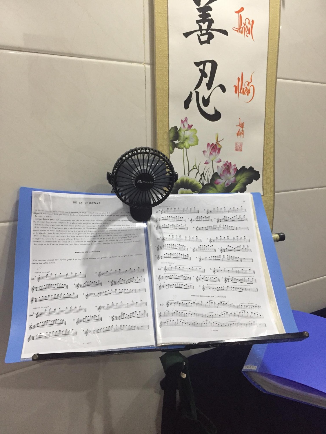 Đã nhận được hàng và dùng rất thích. chắc chắn, đẹp mắt, quạt chạy được khá lâu và rất mát, lại còn có kẹp giúp mình rảnh tay cầm rất tiện lợi khi ngồi học, đem đi du lịch...