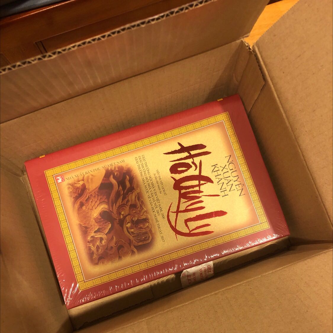 Sách đặt TikiNow nên được giao trong vòng 2 tiếng. Còn nguyên màng co, bìa cứng 4 góc nguyên vẹn đẹp tinh tươm.