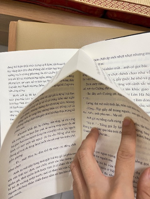 Lần t2 mua sách của Tiki và cả 2 đều ko hài lòng. Lần đầu mua của shop 7 ngày chờ đợi và đây là thứ tôi nhận lại, ko hề tôn trọng người mua gói hàng thì kém chất lượng sách thì dính tùm lum từ đầu tới cuối tổng cộng 10 lỗi. Cuốn sách về lịch sử Việt Nam, hiện tại tôi rất muốn đọc cuốn này nên đành phải cắt ra để đọc chứ ko đổi, mong shop chú ý đến cách đóng gói và chất lượng của sách!!!