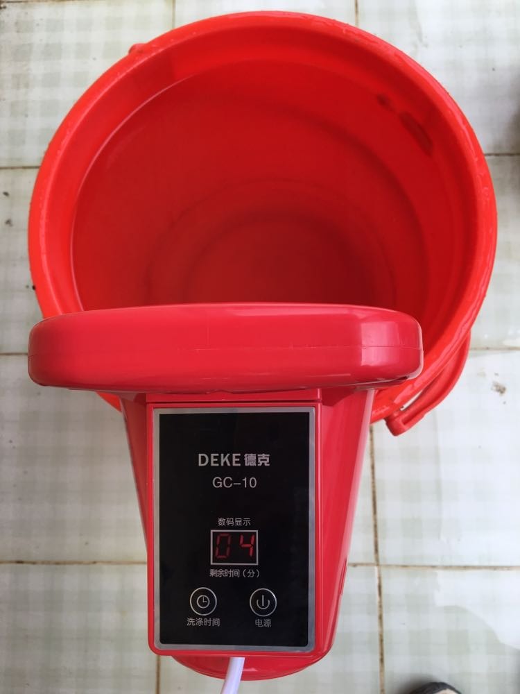 Tôi nhận hàng vào ngày 14/12/2021, bắt đầu sử dụng máy vào ngày 15/12/2021. Lúc đầu máy xoay bình thường, nhưng được 2-3 phút  máy đã đứng lại và số phút trên đồng hồ chỉ nhấp nháy và giảm dần số phút, còn máy thì không xoay. Tôi đã tắt máy và kiểm tra lại vào ngày 16/12/2021 để xem tình hình có thay đổi gì không, nhưng máy vẫn bị như vậy. Tôi muốn trả lại máy này. Mong shop kiểm tra và hoàn tiện lại theo chính sách đổi trả sản phẩm của shop. Trong hình sản phẩm minh họa là tình trạng máy chỉ giảm số phút nhưng không xoay, nước thùng đứng yên.