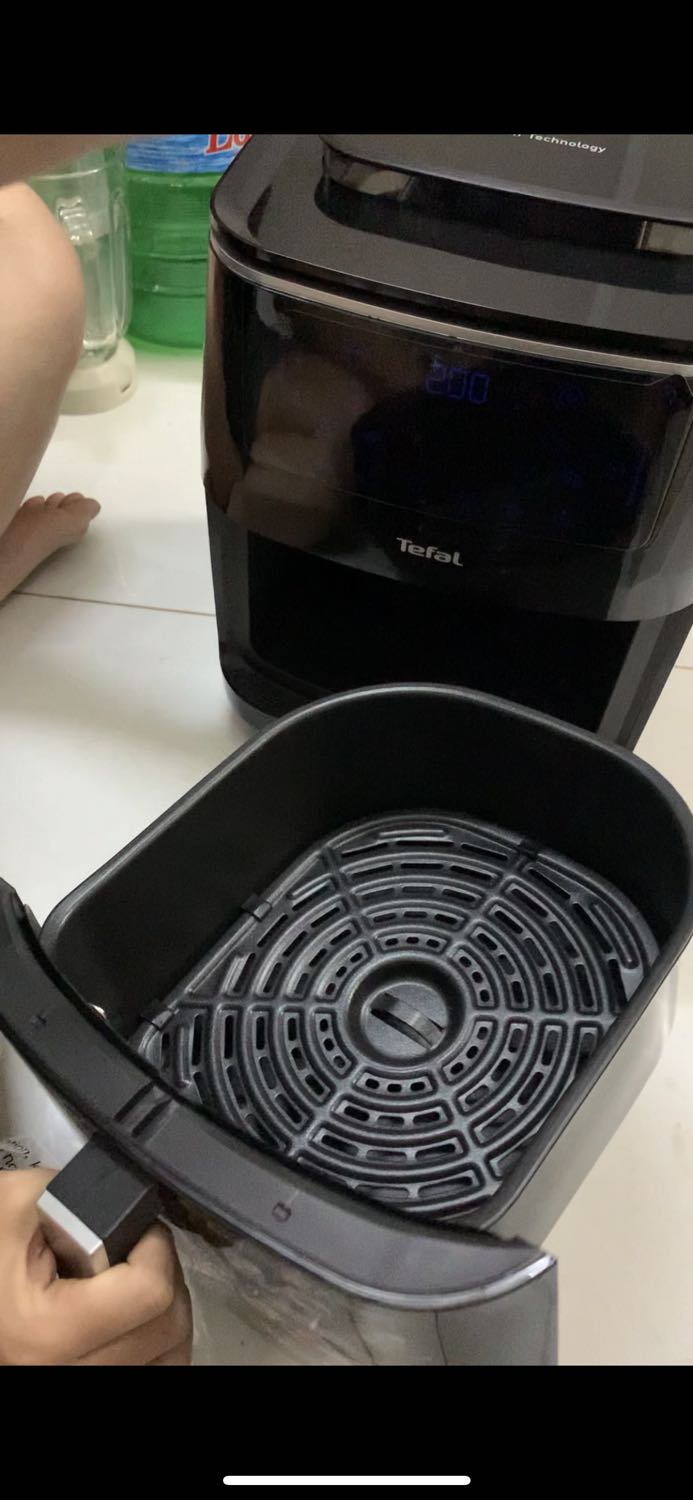 Hàng đóng gói cẩn thận, khá chắc chắn, điểm khác biệt của tiki so với các sàn thương mại khác khi nhận hàng. Menu trên màn cảm ứng khá dễ hiểu, k quá khó thao tác. Hàng to hơn so với xem trong hình hay quảng cáo. Đầy đủ sách hướng dẫn khi sử dụng máy. Khá là ưng ý khi mua sản phẩm. Mình chưa *** chức năng nên chưa rõ máy sẽ nấu được những món gì.