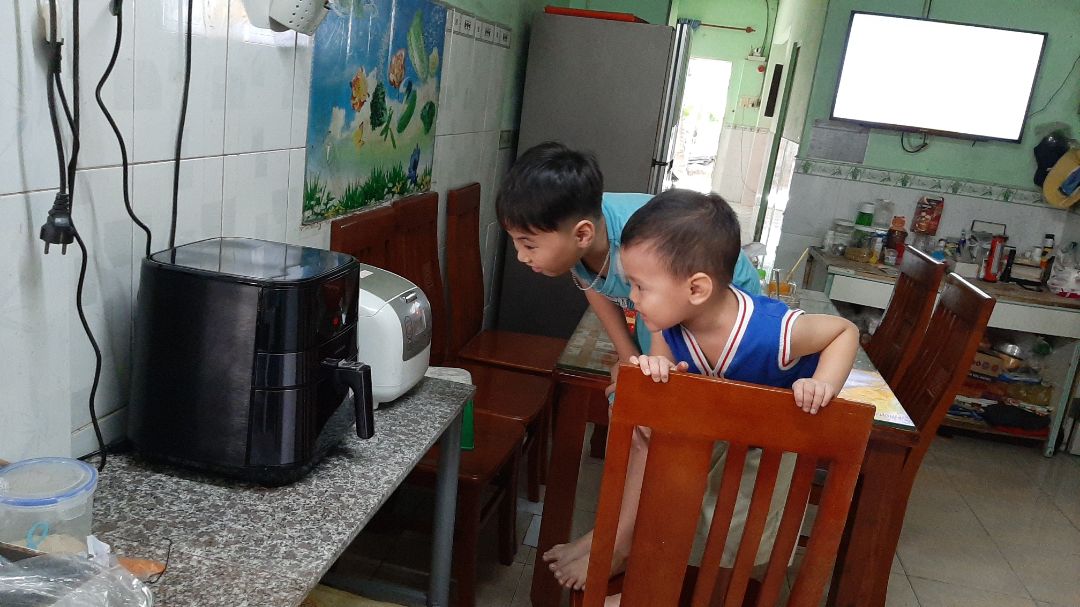 1. Giao hàng nhanh, trong sg nên giao chỉ sau 20 tiếng trc khi đặt hàng.
2. Đóng gói kĩ, hàng nguyên đai nguyên kiện, phụ kiện, sách hướng dẫn tiếng việt, thẻ bảo hành đầy đủ.
3. Kiểu dáng sang trọng và dễ sử dụng.
4. Mới nấu thử, thấy khá ổn

Hy vọng nó ổn và cho thời gian sử dụng lâu dài.