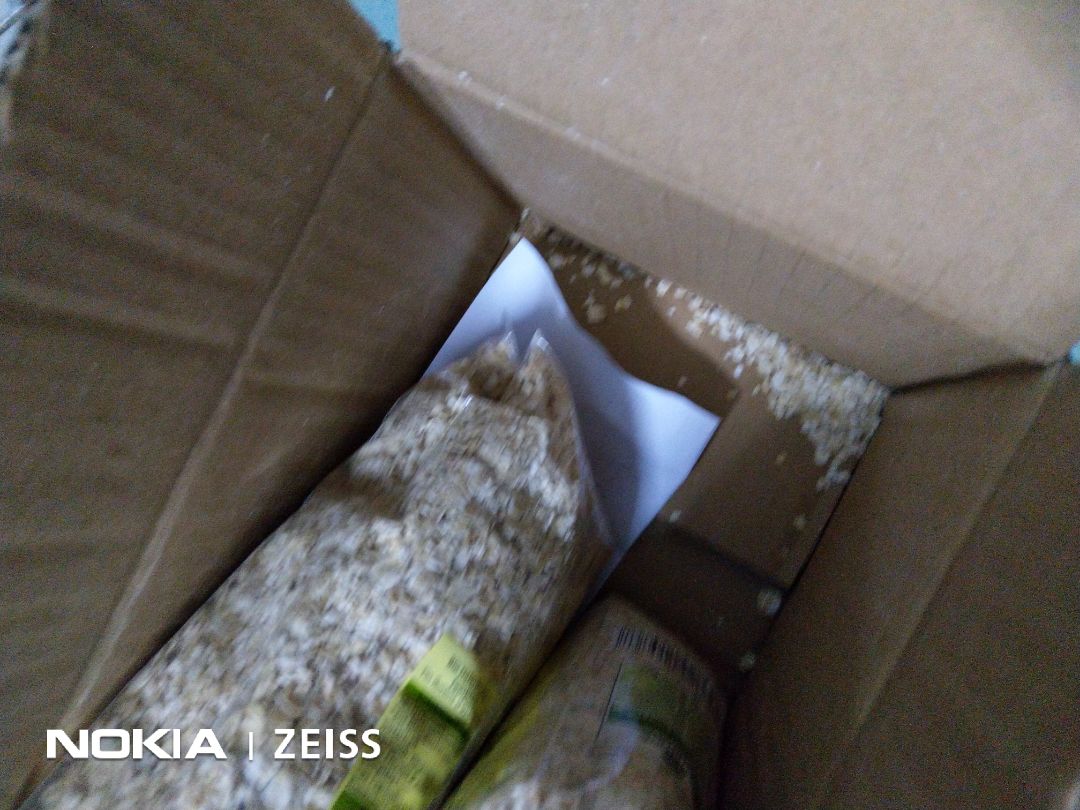 Túi yến mạch bị bể ra, rơi yến mạch ra ngoài, đóng gói không cẩn thận. Hơi bực mình