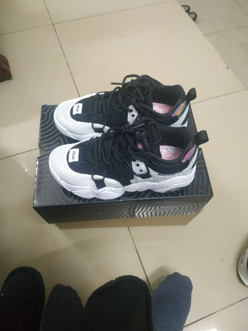 tuyệt vời giày  đi siêu êm , phối màu rất  đẹp, giao hàng nhanh, mua được giá tốt 👍👍👍 rất hài lòng về chất lượng, 10đ sẽ ghé ủng hộ shop thêm 😁😁😁