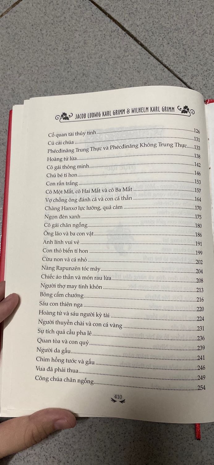 Truyện này bị thiếu 1 số câu chuyện như lọ lem, công chúa bạch tuyết, chú mèo đi hia...Noi chung đọc vui cũng okela