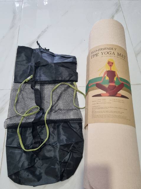 Thảm dày, êm. Tuy nhiên do cuộn lâu ngày nên lúc trải ra phải nằm giữ lâu để thảm thẳng