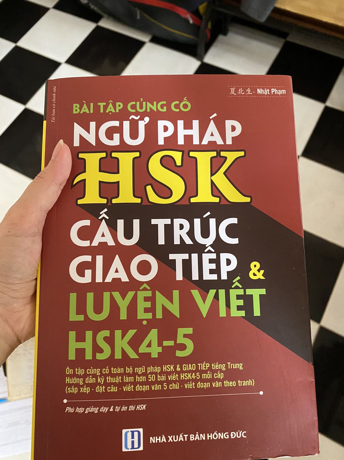 Sách giao đúng hẹn, gáy sách cho dính chút keo nhưng nội dung bên trong vẫn rất tươm tất, giấy đẹp! 
Sách rất chi tiết, dành cho những bạn đã có căn bản và có thể tự ôn ngữ pháp với lượng bài tập đa dạng.Có cả phần giải bài tập dịch tiếng việt và diễn giải đầy đủ bên dưới nữa! Lựa chọn tuyệt vời cho các bạn đang hướng đến việc tự học không có thời gian đến lớp!