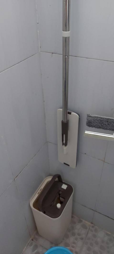 Nên mua nha. Bộ này nhỏ gọn, phù hợp Khi lau nhà có diện tích vừa phải. Lau sạch hơn nhiều so với các loại lau nhà xoay tròn kiểu cũ. Bộ mình mua là có kèm sẵn 1 đầu thay nhưng không biết bao lâu mới phải thay vì hiện tại sau khi lau xong mà giặt thì thấy lại sạch bong.