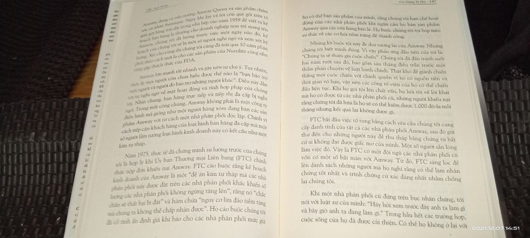 Chất lượng sách quá sang trọng, bìa cứng, may mép giấy mà công nghệ hiện đại may sát rạt mép, mở sách 180 độ đọc thoải mái mà giấy ko hề bị gấp, lót lớp bìa thứ 2 ở ngoài in nổi tên sách nữa, đúng kiểu cổ điển. 

Đọc mới thấy tất cả NPP hiện tại đều đi theo những lộ trình y như 2 nhà sáng lập thời kỳ mới bán tín bán nghi vô Nutrilite, học được những tố chất, tư duy khiến 2 ông vượt qua mọi khó khăn để đưa Amway từ cái nhà kho phát triển đến bây giờ, từ đó cũng ước tính được cả những thử thách sắp tới đang chờ đón mỗi khi NPP đạt mốc thành công mới, mỗi cánh cửa thành công mới lại có những thử thách như là bài kiểm tra, nếu vượt qua thì sẽ lật sang một trang cuộc đời mới. 
Cũng nhìn thấy được tư duy thị trường ở VN cũng nghi ngờ đa cấp rồi ít người hiểu về lợi ích của dinh dưỡng, na ná như thị trường Mỹ những năm 60, 70.
Trong khi TQ đã có lịch sử ngàn năm về dinh dưỡng rồi, Nutrilite chỉ áp dụng một cách khoa học hơn, tận dụng điều đó khiến TQ phát triển nhanh nhất mạnh nhất