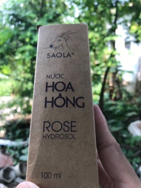 Nhận được hàng sau 1 ngày đặt, ấn tượng với thời gian giao hàng và đóng gói cẩn thận của Tiki. Về sản phẩm, sau 5 ngày sử dụng mới quyết đinh đánh giá, cảm nhận đầu tiên về bao bì đóng gói rất thân thiện, sản phẩm còn được công bố mỹ phẩm nên rất yên tâm về chất lượng. Mình cũng trồng hoa hồng nên khi xịt lên mặt thì đúng là quá bất ngờ, cảm giác như đang ngửi bông hoa thật luôn í, cảm nhận là không chứa cồn thật, dưỡng ẩm khá ok, có se khít lỗ chân lông, sẽ ủng hộ shop dài dài nè.