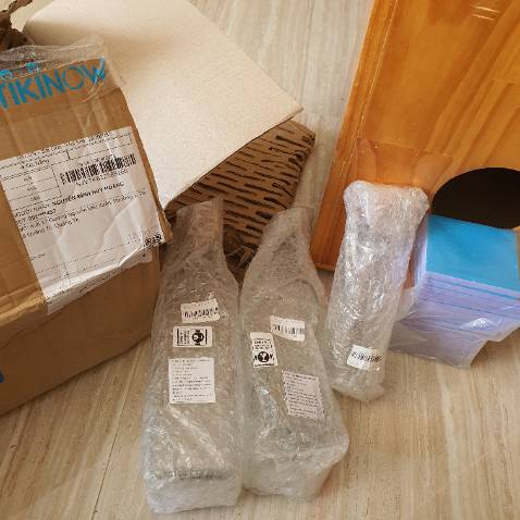 Đặt hàng 3 chai thì shop gửi thiếu 1 chai, vỡ 1 chai và chỉ xài được 1 chai. Gửi phản hồi cho Tiki thì Tiki báo là đã kiểm tra các khâu và đối chiếu nên việc mình báo nhận thiếu 1 chai là lỗi tại mình nên tiki và nhà bán từ chối chịu trách nhiệm. Chai bị vỡ thì thu hồi gần 1 tháng xong hỏi giải pháp là nhận sản phẩm thay thế hay hoàn tiền. Mình báo là nhận sản phẩm thay thế xong tiki và nhà bán không thông báo chọn luôn giải pháp là hoàn tiền.