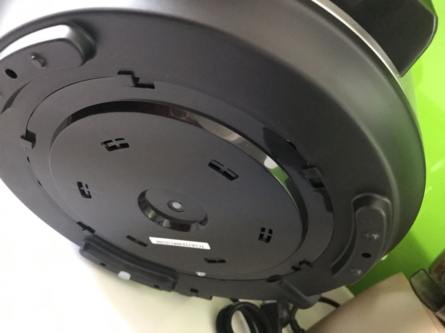 Tiki đóng gói kỹ nhưng đáy nồi bị mất 2 ron cao su giữ chân nên bị trơn chạy trên mặt bếp đá ! Làm sao có ron chân đủ