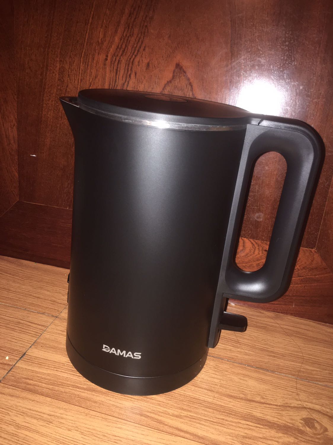 Sang xịn mịn, sản phẩm gia công đẹp, thân bình chắc chắn, sản phẩm rất đẹp và nhỏ gọn, đun nước khá nhanh và không ồn. Đc cái ruột nhẹ và gọn nên vệ sinh sẽ dễ. Sp đun sôi nhanh trong khoảng 6p. Ncl ở tầm giá với thiết kế ntn là quá tốt. À và sp để max 1.7l thì mn để thấp hơn chừng đó thôi nhé. Mỗi lần đun để cách tgian 3-5p cho nó đỡ nhiệt và bền.