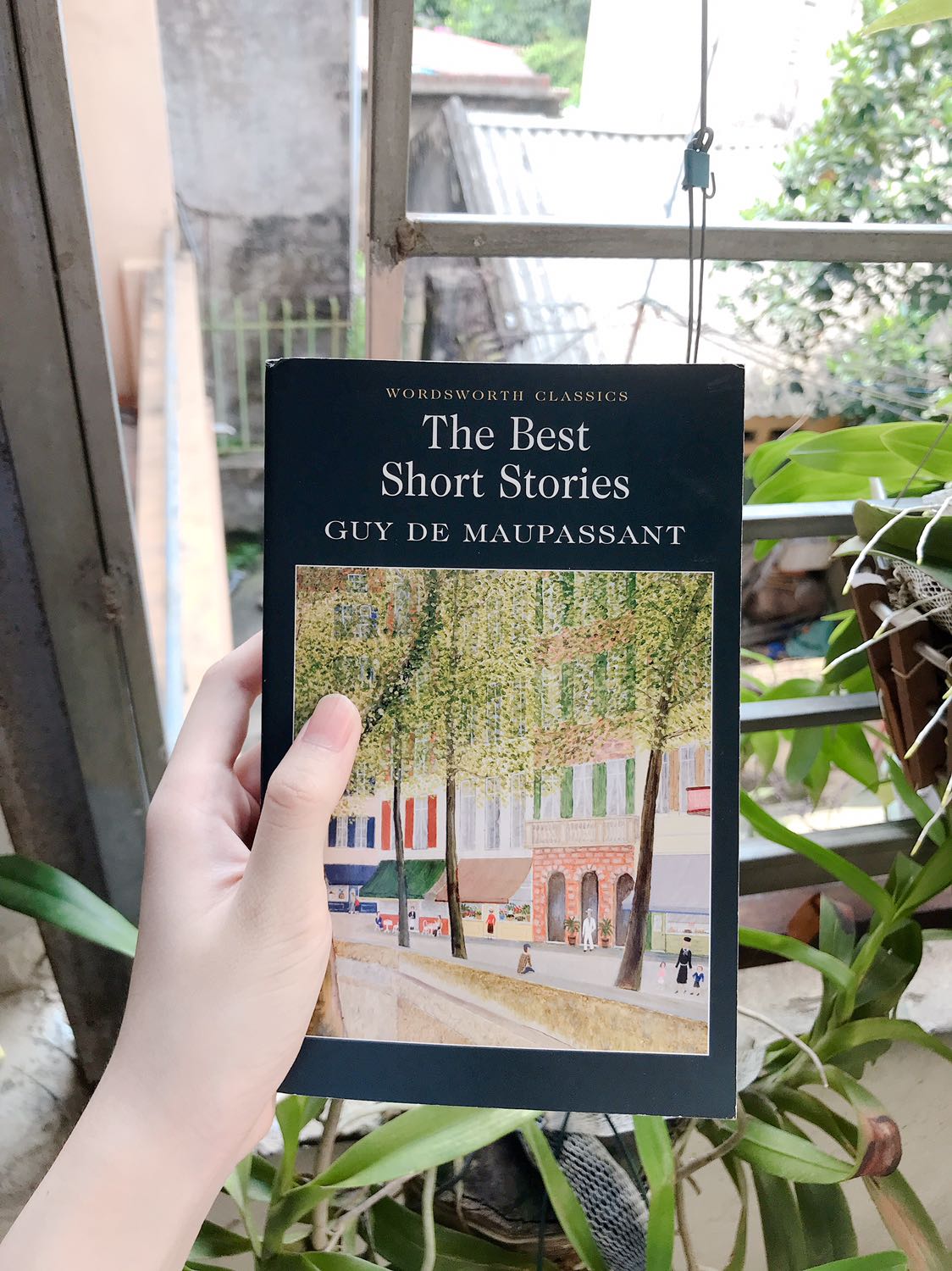 Sách mỏng nhẹ, font chữ khá xinh, vận chuyển nhanh, đóng gói kĩ nói chung là hịn