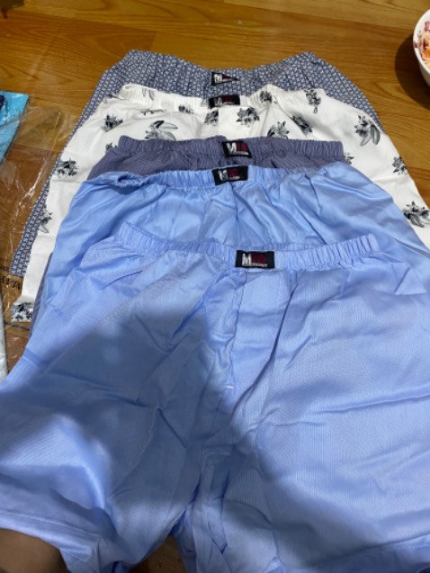 Gửi đủ, mà màu có tối có sáng, mua cho pâp mà màu trắng sáng hoa hoè cũng kì lắm ạ, mong shop gửi 1 loại tối màu hoặc sáng màu đừng gửi lộn xộn vậy ạ