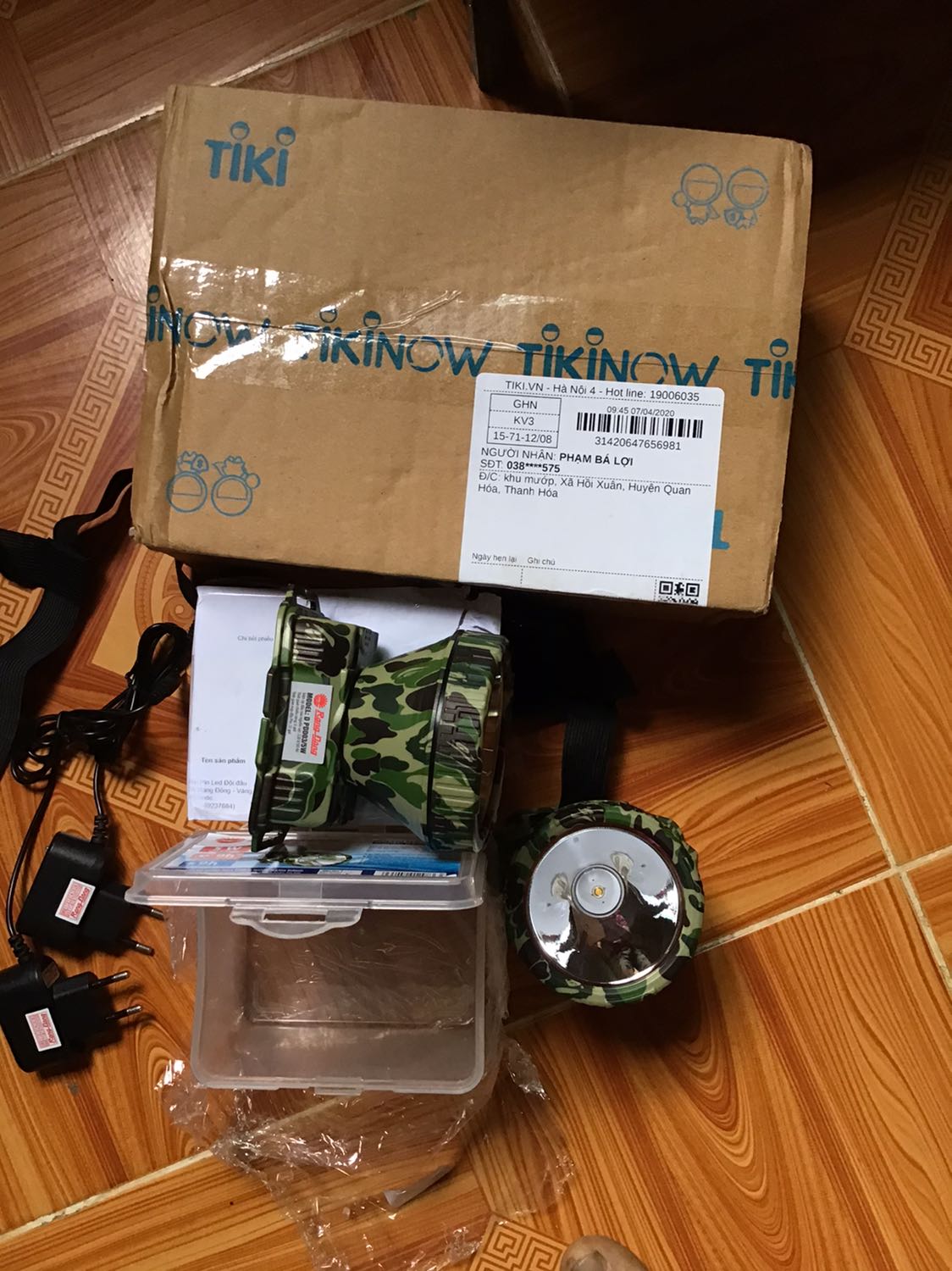 Hàng không đúng trong hình đặt hàng đèn nhỏ giao hàng to mà là hàng giả đèn Rạng Đông lửa đảo quá chắc không tin vào hàng trên mạng nữa. Hàng không đúng trong hình đặt hàng đèn nhỏ giao hàng to mà là hàng giả đèn Rạng Đông lửa đảo quá chắc không tin vào hàng trên mạng nữa.