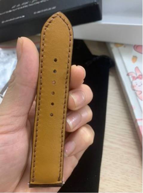 hộp đựng giấy cứng chắc chắn , da cực kỳ mềm và ôm tay , 2 mép dây dày , có thêm dụng cụ tháo chốt , rất xứng đáng để mua , 5 sao 🤟🤟🤣 , hơi tiếc là mik quên dặn shop đục thêm lỗ :)) hộp đựng giấy cứng chắc chắn , da cực kỳ mềm và ôm tay , 2 mép dây dày , có thêm dụng cụ tháo chốt , rất xứng đáng để mua , 5 sao 🤟🤟🤣 , hơi tiếc là mik quên dặn shop đục thêm lỗ :))