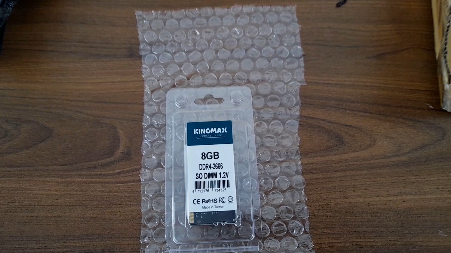 Ram dùng tốt,
Nhà sản xuất: Kingmax Semiconductor INC
Nhà nhập khẩu: Công ty TNHH 1TV Công nghệ tin học Viễn Sơn.
Gắn Ram xong, vào Ctrl Alt Del, vô task manager, kiểm tra tab Memory
Mình thấy máy nhận đủ 16 gb Ram. (2 thanh x 8 GB).