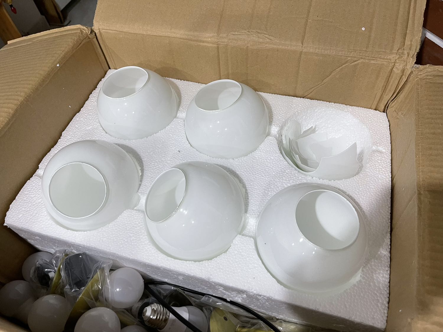 Shop ơi, hôm nay mới nhận đc thùng hàng mở ra là thấy bể hết 1 bóng tròn trắng rồi , vui lòng giúp đổi hàng lại dùm đi shop ơi !!!  Này chắc chắn do vận chuyển giao hàng ko cẩn thận nè, mà bên ngoài thùng cũng có có dán cảnh báo hàng dễ vỡ !