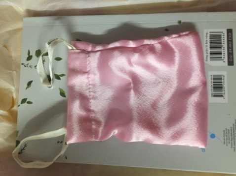 Túi lụa xịn nha, kéo dễ dàng. Đút gọn gàng, tiện lợi. Many thanks shop ạ!!
