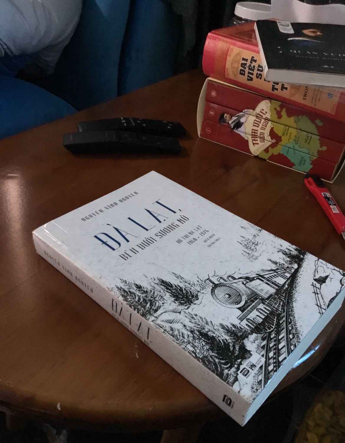 Mình ở Đà Lạt nên thấy quyển này là đặt ngay, tuy không được như kỳ vọng nhưng tác giả trẻ lại rất có tâm do vậy rất đáng để ủng hộ. Sách của Fahasha nên luôn đóng gói rất cẩn thận, nhân viên giao hàng nhiệt tình, thân thiện, chu đáo.