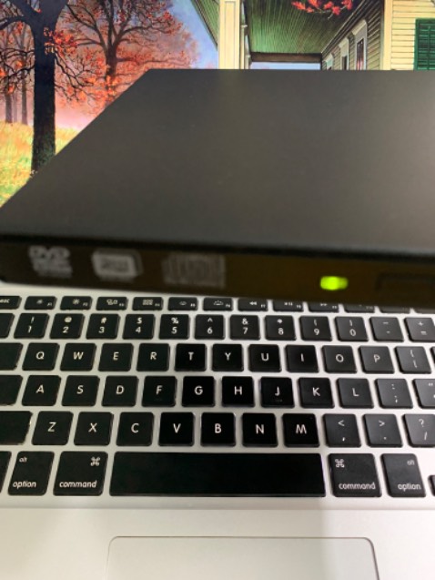 DVD cất tủ 16 năm mới lấy ra đầu đĩa vẫn đọc tốt. Chẳng thấy vẻ gì là hàng mã như có bạn đã review trước đó. Rất chắc chắn, vỏ sần chắc chống được trầy xước tốt