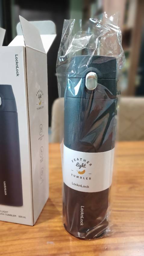 Bình nhận giống ảnh QC, các bình L&L thì đều giữ nhiệt rất ổn. Nút bấm hổ trợ mở nắp tiện,nhanh,để bình trong túi không lo rỉ nước, bình nhẹ.