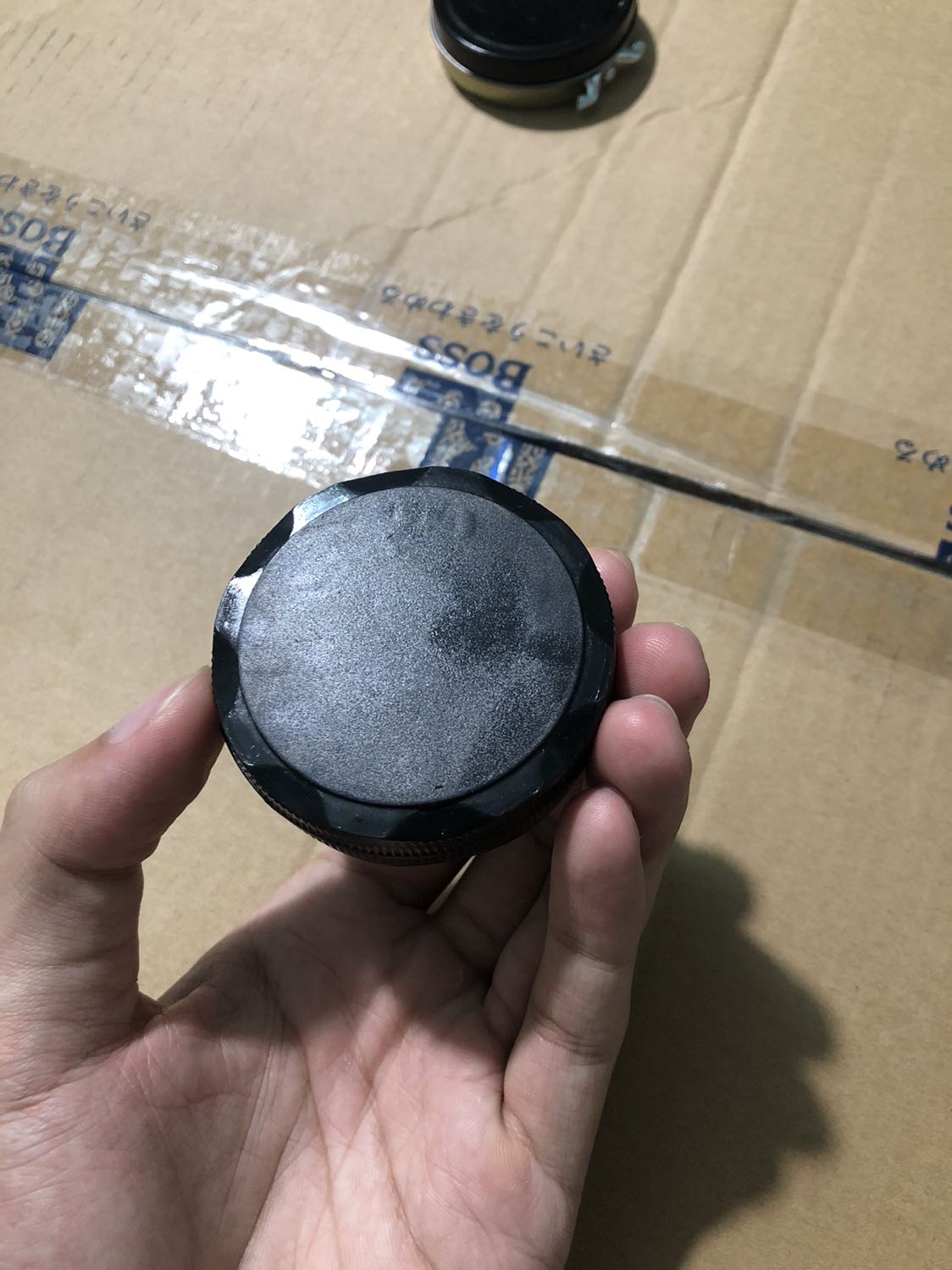 Sản phẩm ko như trên mô tả. Các hộp xi ko có nhãn mác như ảnh của shop cung cấp. 1 hộp xi bằng nhôm bên trong chứa sáp màu trắng, mùi rất nồng. Hộp còn lại bằng nhựa, bên trong độn xốp, ko phải chứa xi màu đen như mô tả của shop. 
Các bàn chải lông nhựa rất cứng ko thể dùng đánh giày da đc. 
Sản phẩm này từ Siêu thị Ngọc Huyền ko đảm bảo chất lượng, mọi người đừng mua để rồi phải thất vọng.
Góp ý với shop: hãy ngưng bán những sản phẩm kém chất lượng như thế này. Hoặc ít ra shop hãy mô tả đúng với sản phẩm thật mà shop bán. Ko nên *** dối khách hàng. 
Mình rất ko hài lòng với cách kinh doanh của shop.
Buôn bán kiểu ko uy tín thì dù có làm cái gì cũng không thể khá nổi đâu ạ.