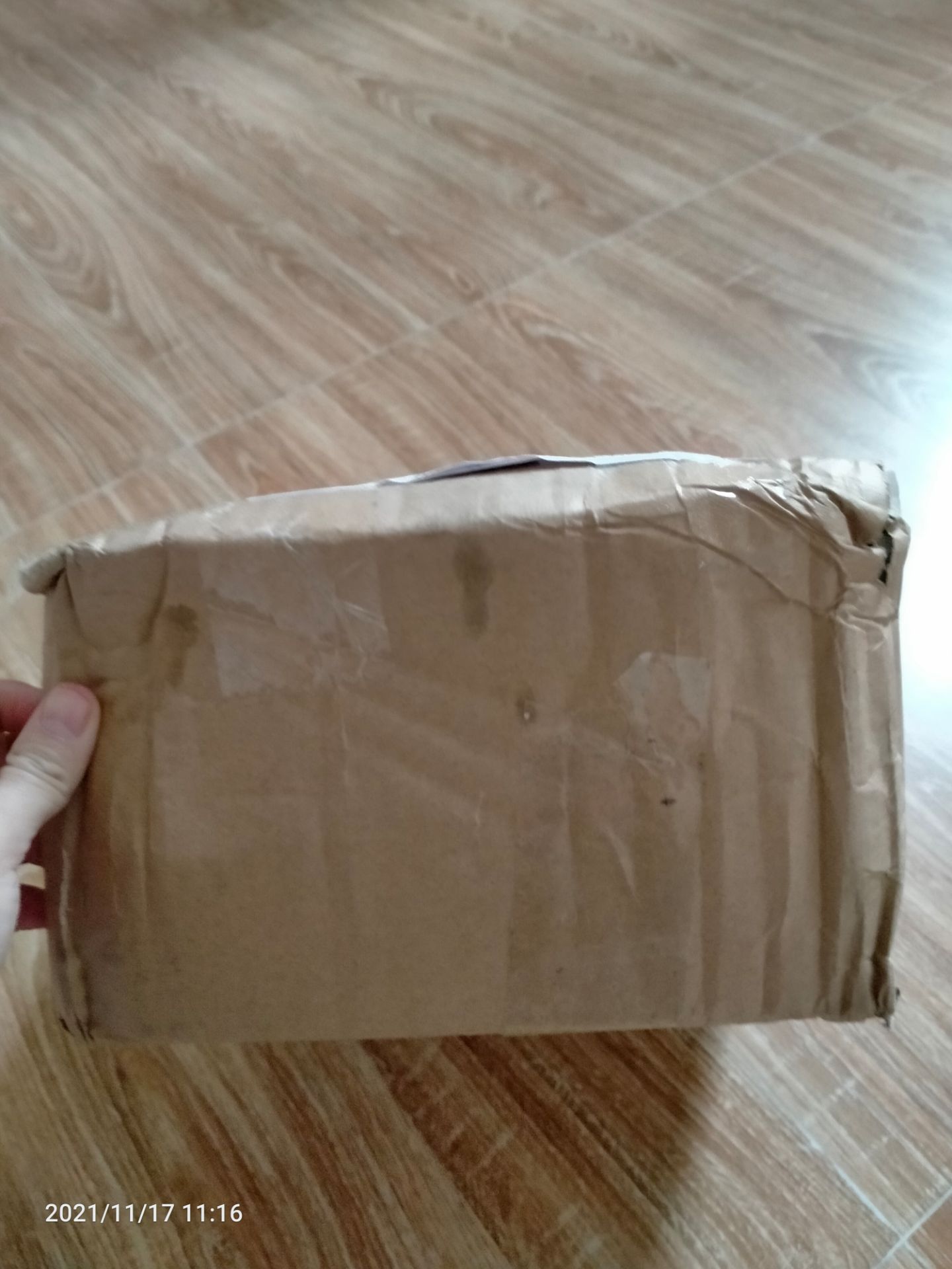 bình tuy chất thủy tinh không đẹp nhưng với giá như vậy thì chấp nhận đc, và shop cũng rất có tâm gói hàng siêu cẩn thận hàng đến tay k sứt mẻ gì