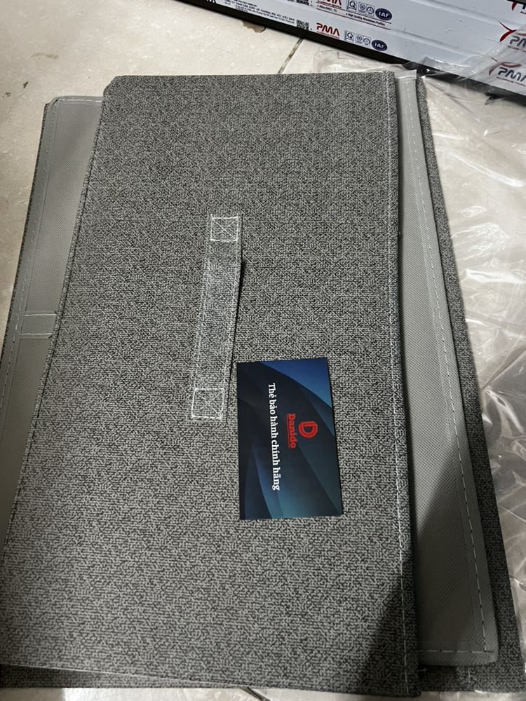 Shop giao hàng rất nhanh nhaa mình mới đặt thứ 5 mà sáng thứ 6 đã nhận đc rồi á
Hộp vải bên ngoài màu khá xinh đúng với ảnh mẫu. Mình có nhờ shop tư vấn về kích thước vì không ước được kích thước thật mà mấy bạn admin bên này tư vấn nhiệt tình lắm ý☺️
Điểm trừ nho nhỏ là hộp có mùi hơi hắc một chút chắc do mình nhạy cảm. Nói chung là cho shop 10đ nhaaa lần sau sẽ ủng hộ tiếp:3