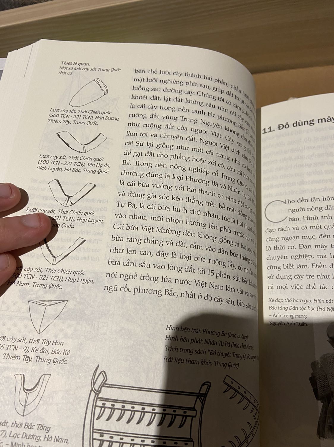 Sách được giao tới tay khách hàng mới đẹp nguyên seal, màng nylon… giá mua đúng đợt sale lớn nên rẻ hơn tiki… 

Ngẫm nghĩ riêng chung thì mỗi gia đình Việt người nước Nam nên có 1 quyển sách này trong nhà để lưu lại chút hồn xưa nét cũ, dấu ấn dần dần phai nhạt… một phần vật chất văn hoá đã xa đã xưa trên từng trang ký ức được ghi chép, vẽ lại chi tiết dù không được tỉ mỉ cho lắm… nội dung sách quá lớn, tác giả chỉ vắn tắt được ít lời nơi cửa khẩu của văn minh chứ thật tình chưa vào sâu được biên giới vật chất người Việt… 

Ai ơi lưu giữ sách này,
Để rồi còn có chút say tỉnh đời…
Văn minh vật chất chơi vơi,
Cuốn theo cơn bão tơi bời thời gian…
Có còn sót lại nồng nàn,
Miên man nỗi nhớ nát tan cõi lòng…

Lưu Trọng Nghĩa