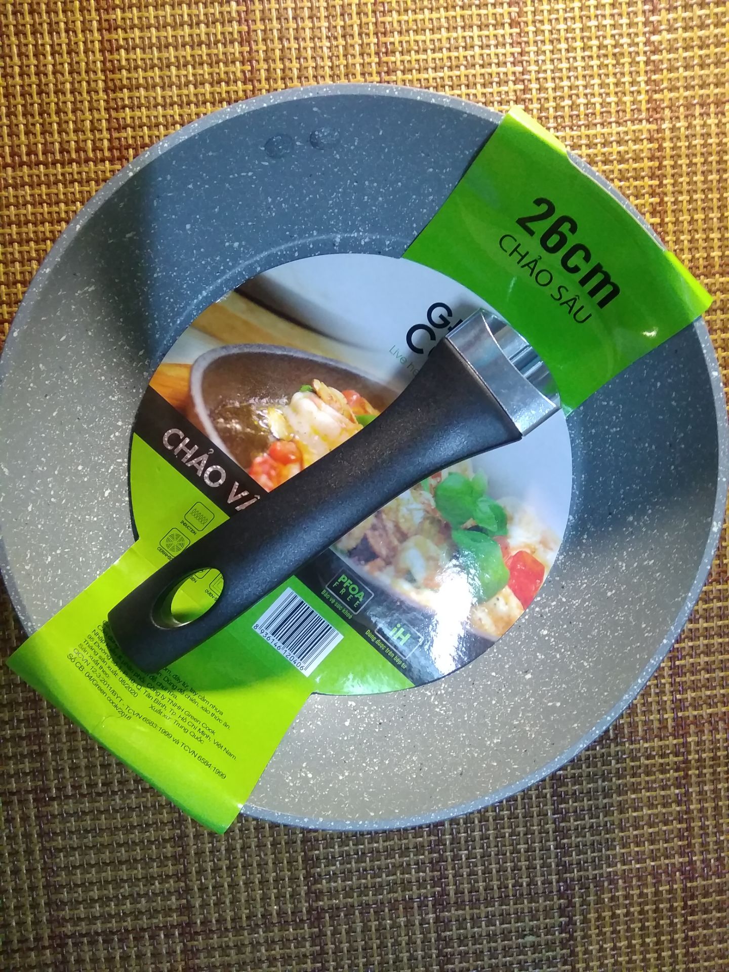Chảo mỏng, bị móp méo, giống hàng fake quá. Ở nhà có một cái Green cook cùng model, cùng size này mà dày và nặng hơn, chỗ lắp cán không có 2 cái đinh trồi lên như chảo này, mua từ Green cook Shop mall