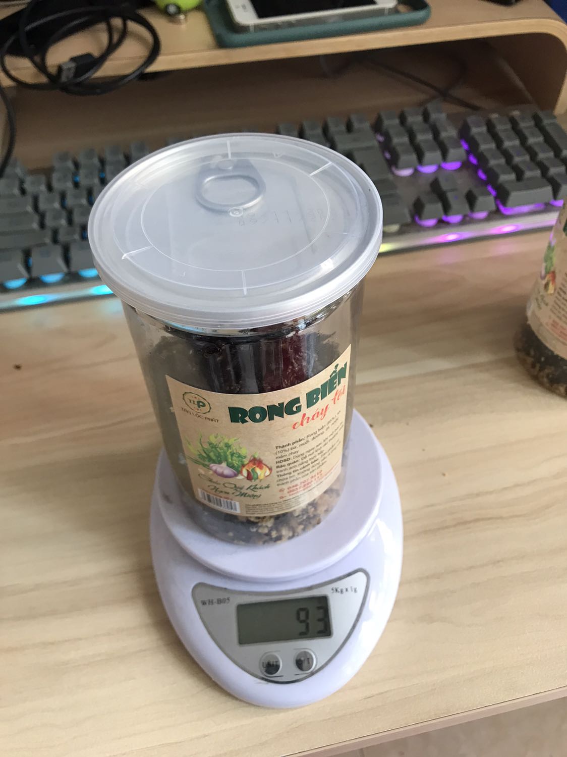 [KHÔNG NÊN MUA] 
Mình ghét nhất kiểu làm ăn khôn lỏi kiểu này. 
Mua về sao thấy 100gram mà ít quá. Nên mình đi cân thử. 
Ghi khối lượng là 100gram nhưng mình cân cả hộp chỉ có 94gram, đổ hết ra cân riêng cái hộp đã là 47gram. Tinh ra khối lượng tinh của có 47gram. Chưa thây ai bán mà tính khối lượng cả bao bì. Kinh doanh *** nạn.