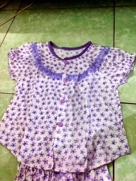 Ui, bộ đồ màu tím tím ở ngoài cưng lắm, mua 3 bộ là mình thích nhất bộ này đó. Vải mỏng nhẹ mát, màu sắc kiểu dáng cưng