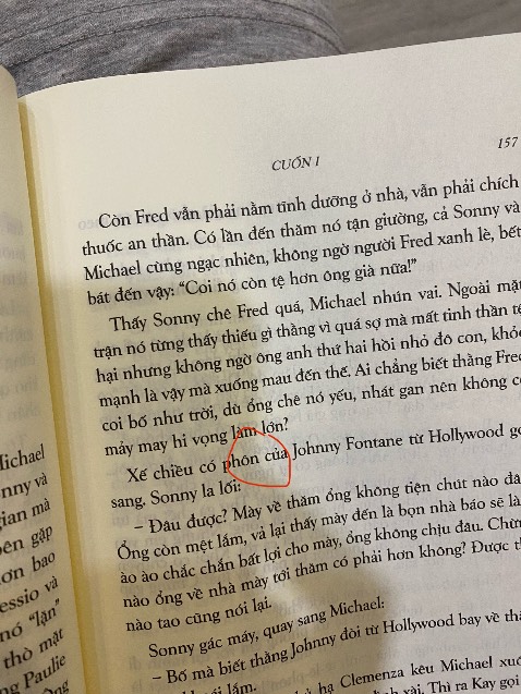 Có một số chỗ đọc mình thấy hơi khó chịu và cảm thấy muốn chấm hỏi người dịch! Đầm lầy —> dịch thành “đồng lầy” (ko biết do lỗi chính tả hay dịch sai?); Suy ra —> “suya” (ko hỉu lun); stop —> tốp; phone —> phôn. Văn phòng phải chỉn chu chứ sao xuề xoà đọc trại theo tiếng anh được ? 
Nói chung bản dịch này mình ko ưng xíu nào! Càng đọc càng thấy bực!