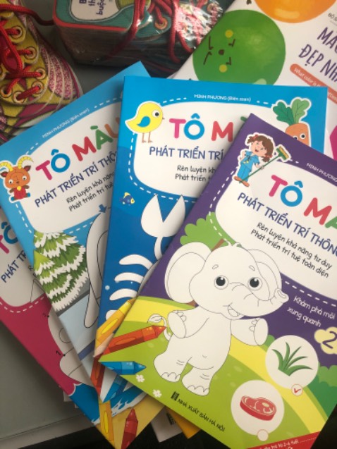 Sách tô màu đẹp mà rẻ, bé tô say mê suốt cả ngày.