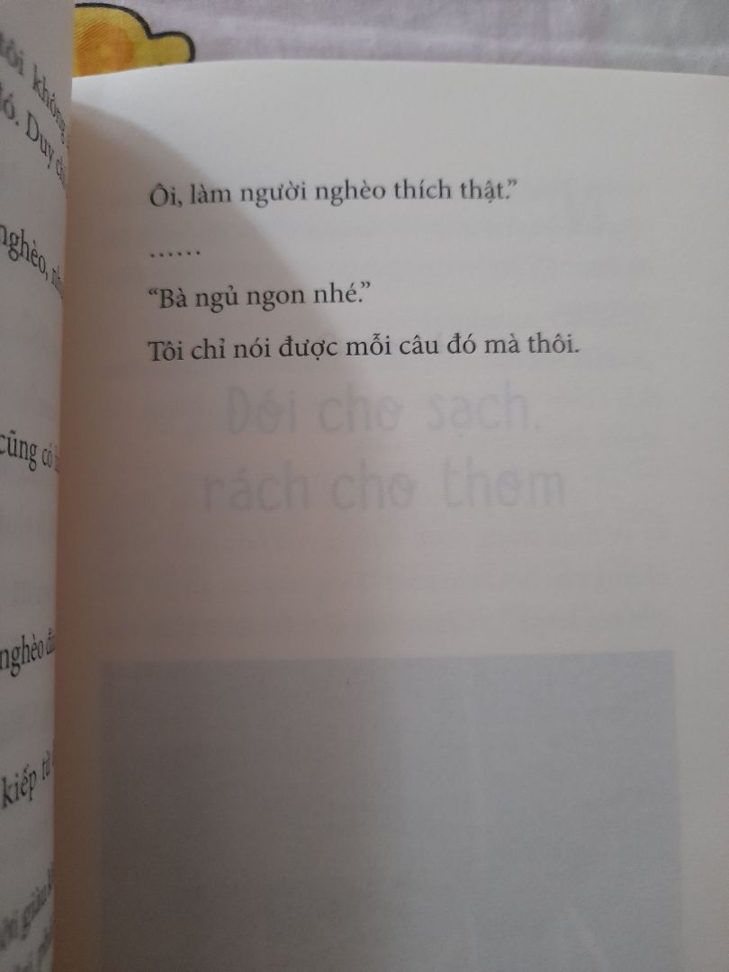 Tiki giao hàng nhanh, điều này mình khá ưng ý. Người bà tài giỏi vùng Saga là cuốn sách với các mẩu chuyện nhỏ với bà của tác giả, một cuốn sách hay và đáng đọc. Các châm ngôn lạc quan vui sống của người bà trong cuốn sách đã phần nào thay đổi suy nghĩ của mình về hạnh phúc. Dưới phần ảnh mình có để một mẩu cuộc trò chuyện của tác giả với bà của mình, mình khá là thích mẩu trò chuyện này, mong là mng cũng sẽ thích.
"Hạnh phúc không phải là thứ được định đoạt bằng tiền. Hạnh phúc phải được định đoạt bằng tâm thế của mỗi chúng ta."