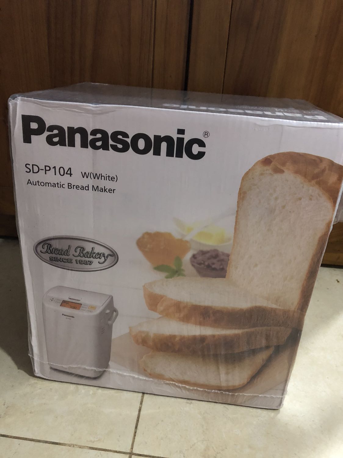 m vừa nhận máy, Tiki giao nhanh hơn dự kiến 10 ngày, cảm quan máy rất đẹp và chắc chắn, đúng như thương hiệu panasonic, có tiếng Việt, chưa làm thử nên chưa đánh giá đc về bánh