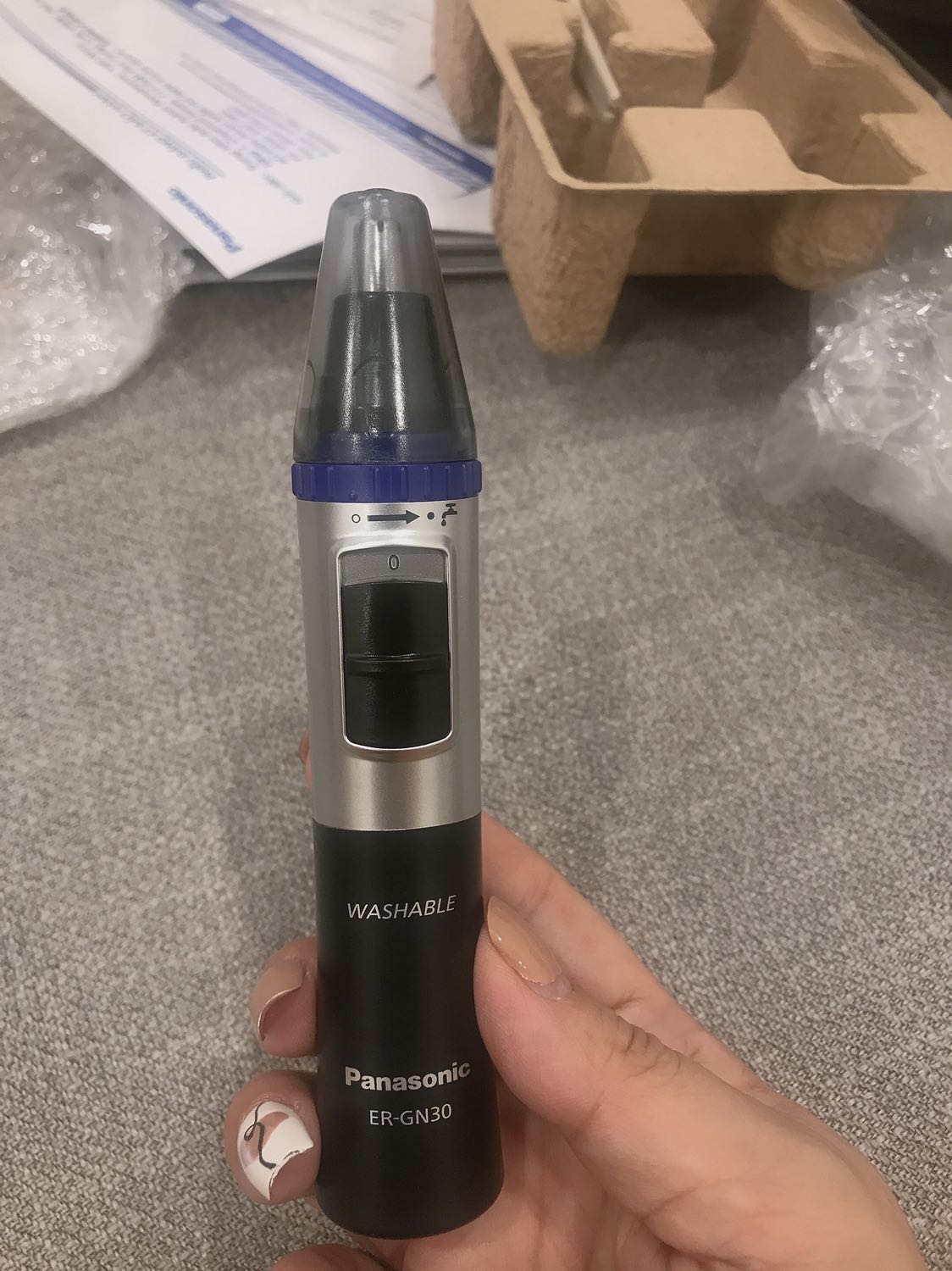 Máy nhẹ, êm, dáng sang trọng, giao hàng konquas nhanh nhưng bọc gói cực kì cẩn thận, hàng tặng kèm khá xịn xò