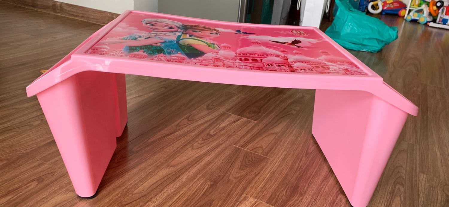 Bàn này đểu quá ! Gói bọc kín mít nên khi giao hàng ko nhìn thấy gì đến khi mở ra thì bị móp méo và xước tùm lum mà ko biết gọi số nào để đổi Bàn này đểu quá ! Gói bọc kín mít nên khi giao hàng ko nhìn thấy gì đến khi mở ra thì bị móp méo và xước tùm lum mà ko biết gọi số nào để đổi