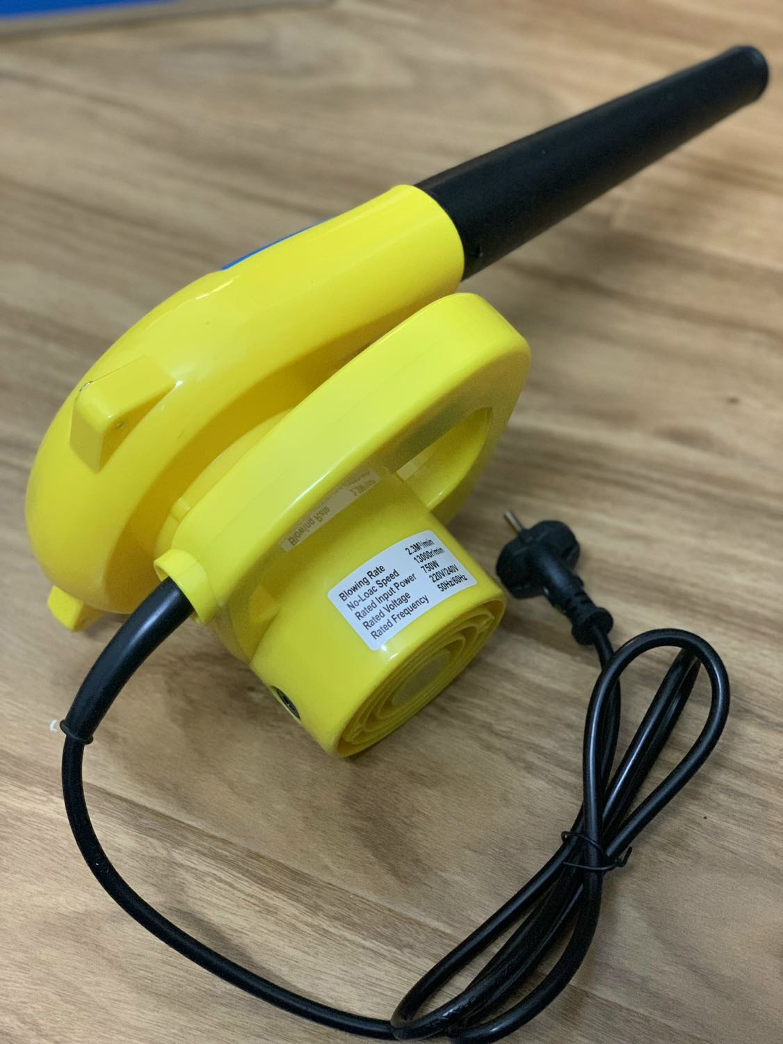 Máy cầm vừa tay, thao tác gọn. Thổi mạnh gớm, xem video nhé. Nãy mình có mở ra check thì lõi đồng như shop mô tả. 
Trước mua con máy 499k giờ cty muốn mua thêm nên thử mua máy này, bước đầu thấy cũng ngon như máy kia. Các bạn yên tâm mua nha.